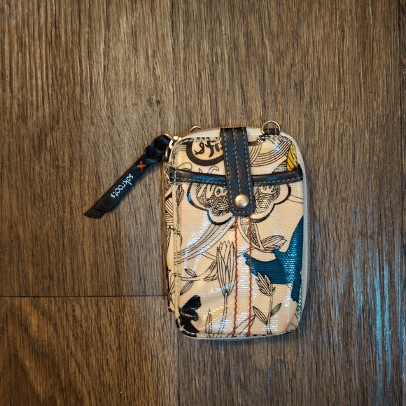 The Sakroots Crossbody Wallet. - Picture 3 of 13